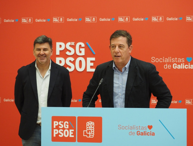 El secretario xeral del PSdeG, José Ramón Gómez Besteiro, en rueda de prensa junto con el eurodiputado socialista Nicolás González Casares.