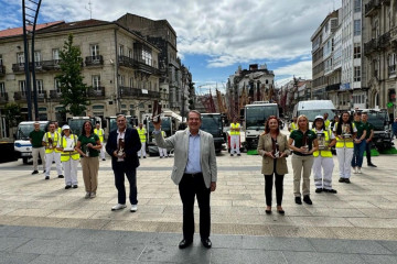 El alcalde de Vigo, Abel Caballero, con una representación de los trabajadores de los servicios de limpieza viaria.
