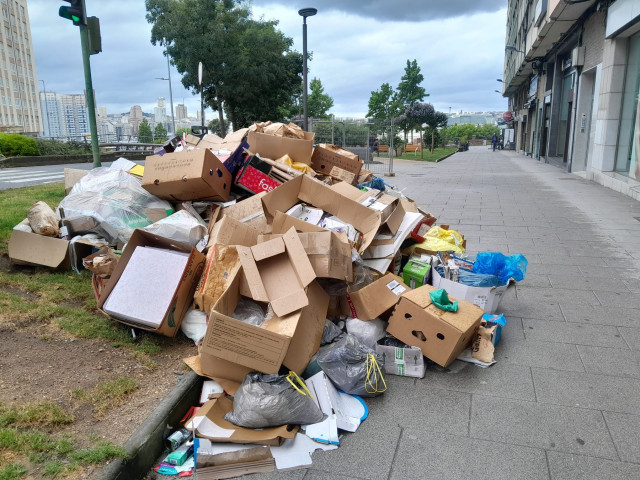 Papel y cartón depositado en las calles de A Coruña