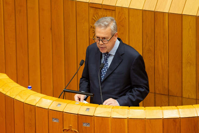 El conselleiro de Sanidade, Antonio Gómez Caamaño, comparece en el pleno del Parlamento gallego.