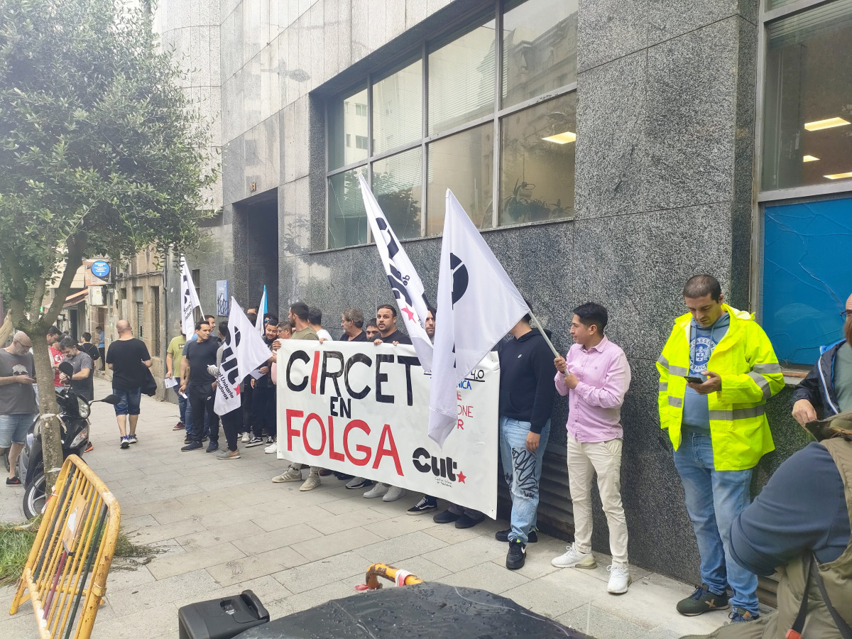 Concentración de trabajadores de la empresa CIRCET  por el incumplimiento del convenio y los despidos "indiscriminados".  En Vigo, a 10 de julio de 2024.