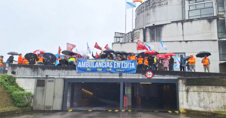 Decenas de trabajadores del personal de ambulancias rodean la Consellería de Sanidade por los contratos desiertos