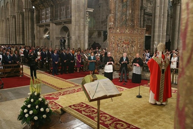 Archivo - Miguel Santalices, presidente del Parlamento, en la ofrenda al Apóstol en 2016