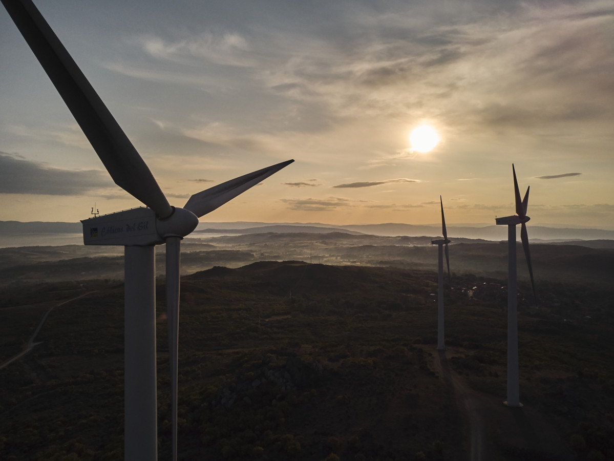 Archivo - Aerogeneradores en el parque eólico de Serra do Larouco, Ourense