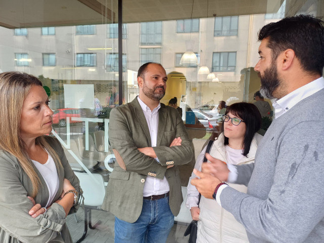 La secretaria de Organización adjunta del PSdeG, Ana Pena, y el secretario xeral del PSOE coruñés, Bernardo Fernández, visitan el centro de salud de Rianxo (A Coruña)