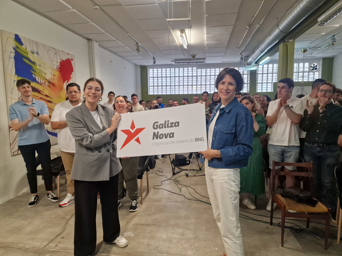 Marta Gómez y Ana Pontón presentando la nueva imagen visual de Galiza Nova.