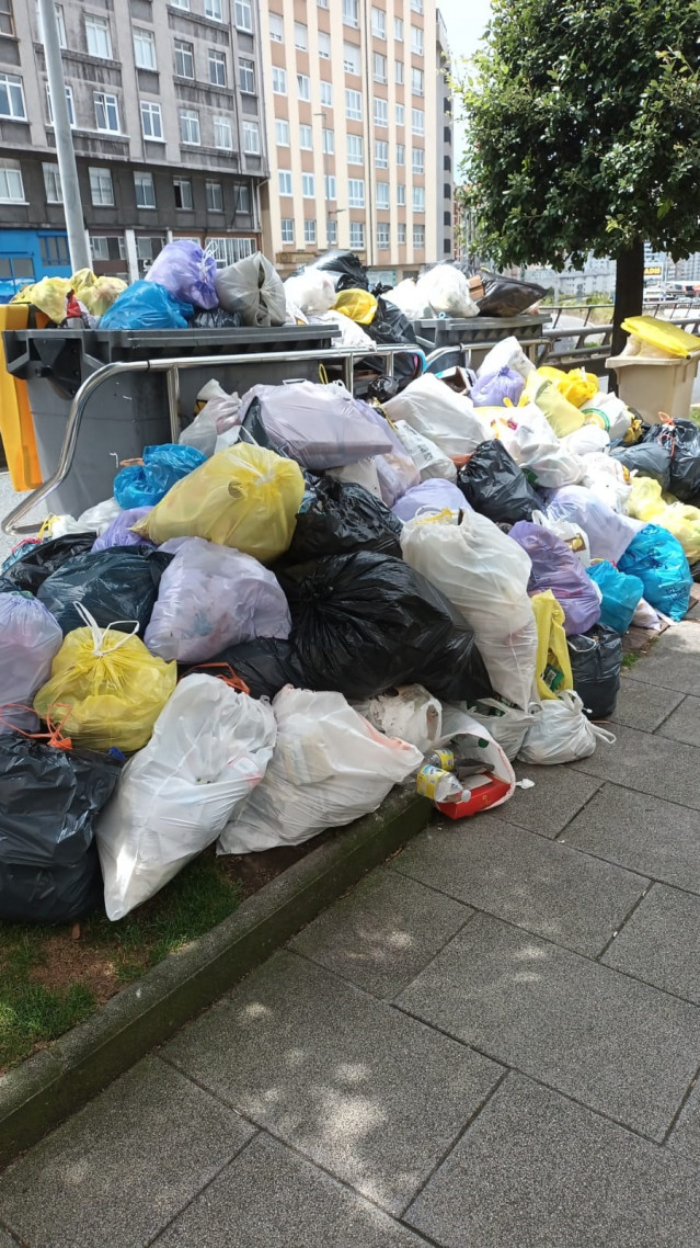 La basura se sigue acumulando en las calles de A Coruña en una jornada más con residuos depositados en el suelo