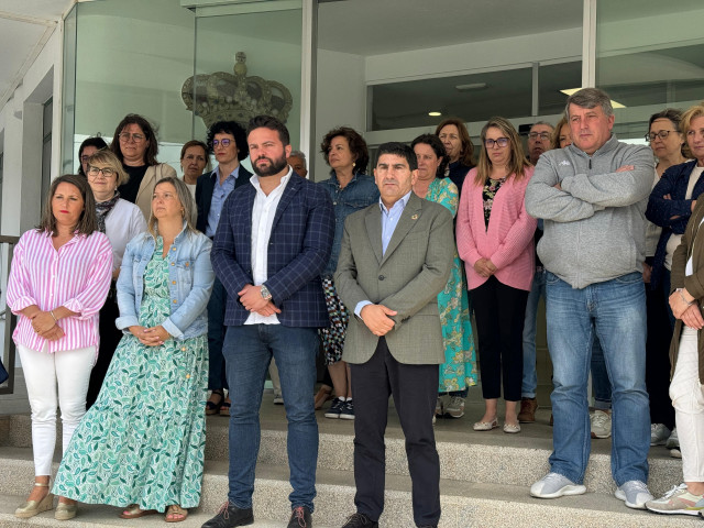 Imagen del delegado del Gobierno, Pedro Blanco, durante un minuto de silencio.