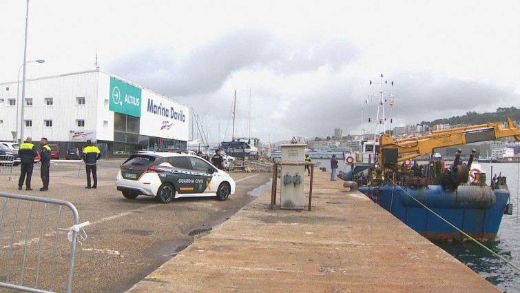 Se precipita con su coche al mar en el Puerto de Vigo y lo rescatan con síntomas de hipotermia