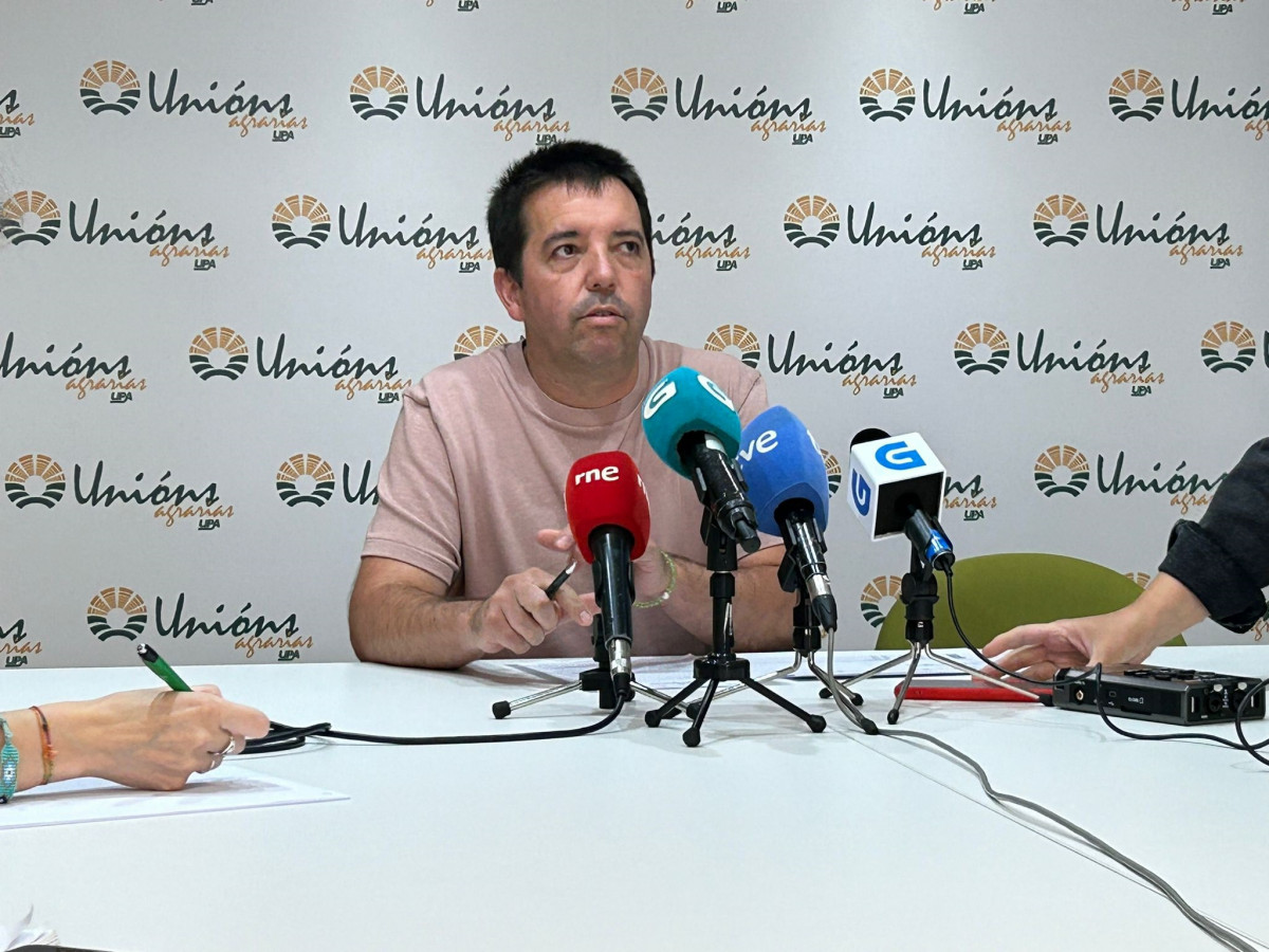 El coordinador provincial de Unións Agrarias-UPA en A Coruña y responsable del Área Sector Lácteo de la organización, Óscar Pose, durante la presentación del proyecto.