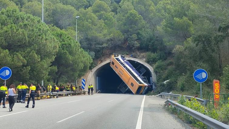 Restablecida la circulación en la carretera en la que se accidentó el Monbus con 50 trabajadores de Inditex