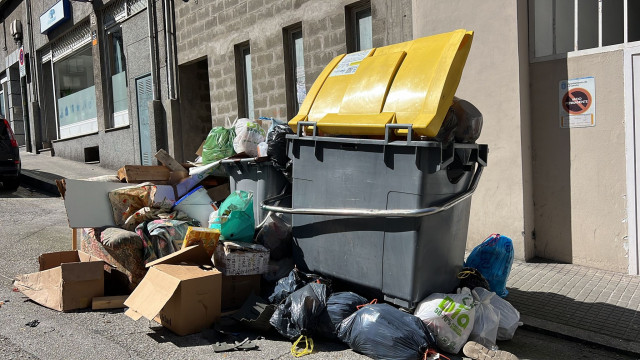 Basura acumulada fuera de los contenedores, en las calles de A Coruña