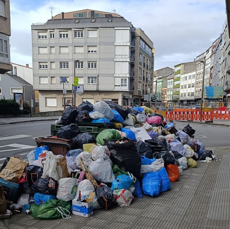 Incendian dos contenedores de basura en Carballo