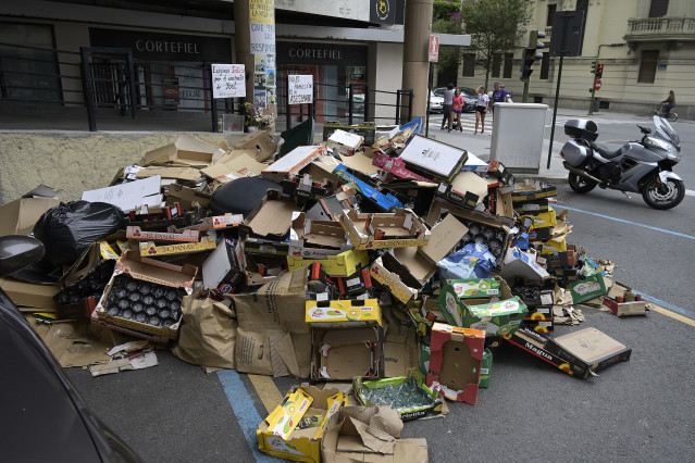 Basura amontonada junto a los contenedores durante la huelga de basuras en A Coruña