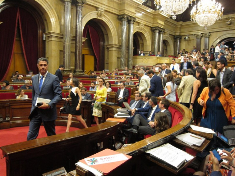 ​El Parlament impulsa la ruptura y el Gobierno la llevará al TC