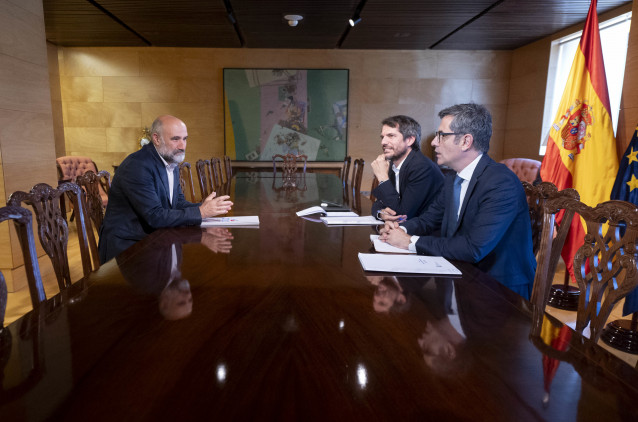 (I-D) El diputado del BNG Néstor Rego; el ministro de Cultura, Ernest Urtasun, y el ministro de la Presidencia, Justicia y Relaciones con las Cortes, Félix Bolaños, durante una reunión, en el Congreso de los Diputados, a 22 de julio de 2024, en Madrid (Es