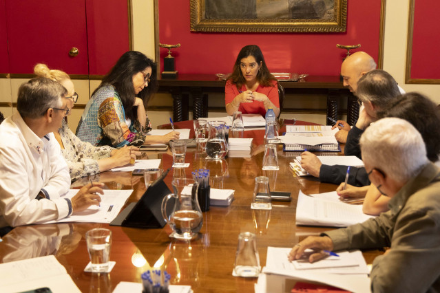 Primera reunión de la Comisión de Seguimiento de la emergencia sanitaria, celebrada este lunes y presidida por la alcaldesa de A Coruña, Inés Rey