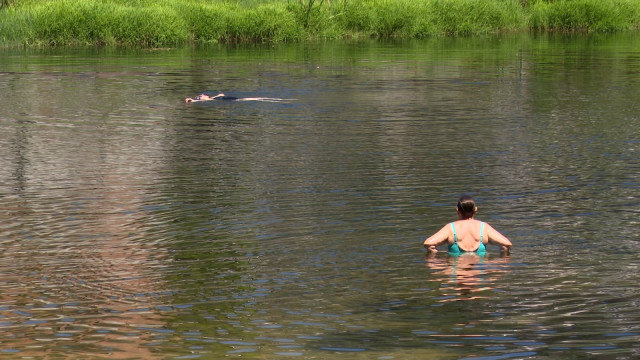 Dos bañistas en el río de Leiro en plena ola de calor