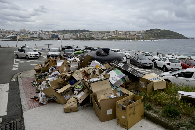 Basura amontonada junto a los contenedores durante la huelga de basuras en A Coruña