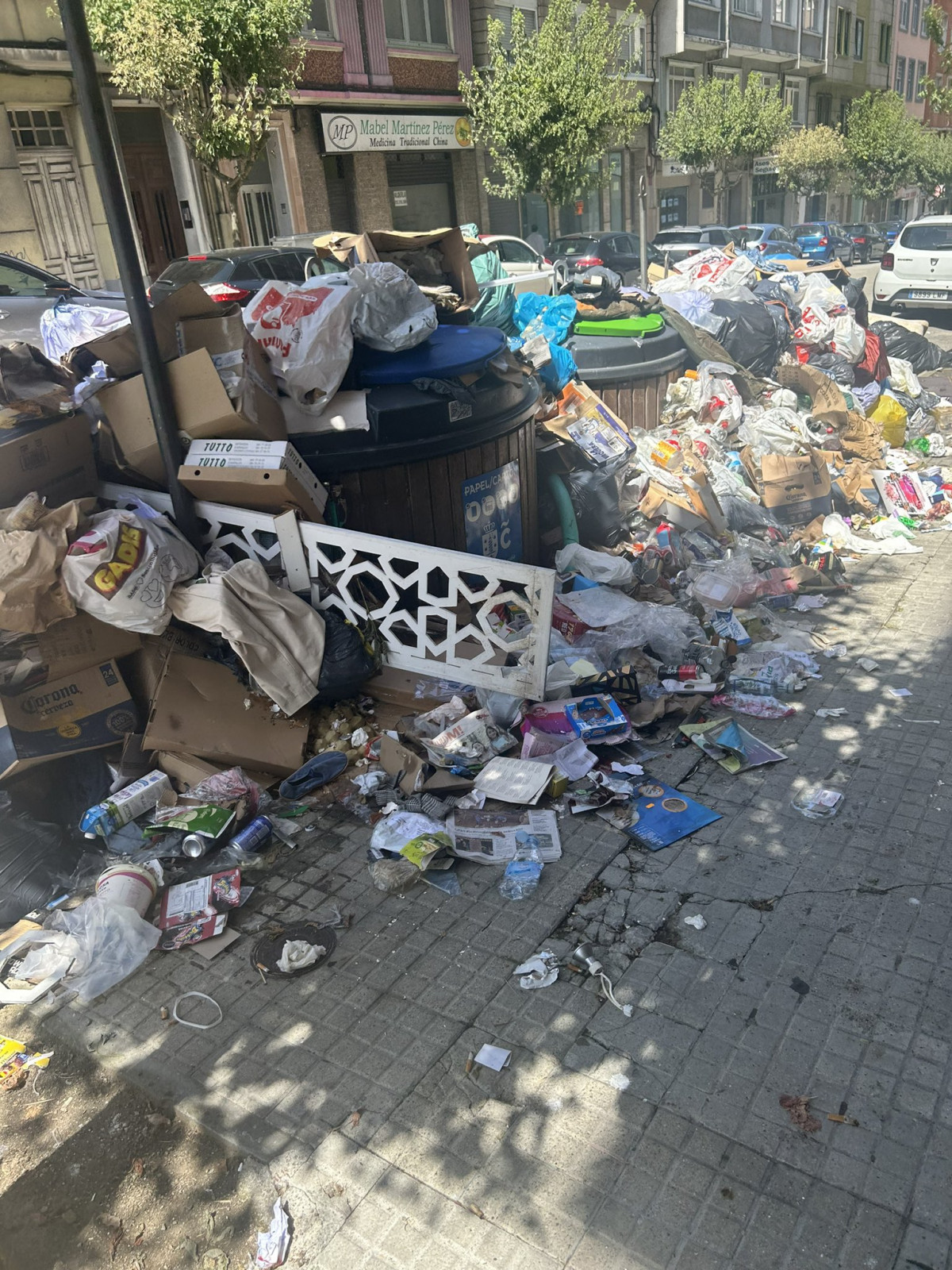 Basura acumulada en la Calle Capitu00e1n Juan Varela en una foto de @Miriam GarciaC