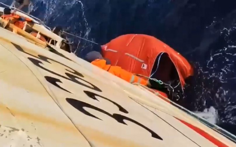 Vídeo del rescate de una de las balsas del Argos Georgia, del que ya hay 9 marineros confirmados muertos