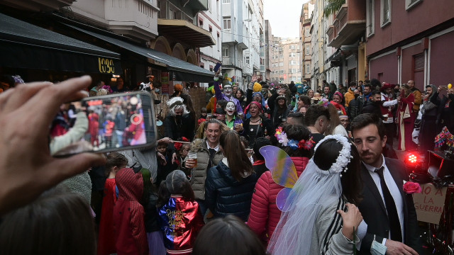 Archivo - Varias personas disfrazadas participan en las fiestas de Carnaval de A Coruña