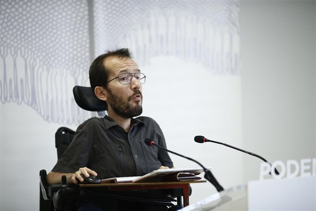 ​Echenique media no cisma galego de Podemos