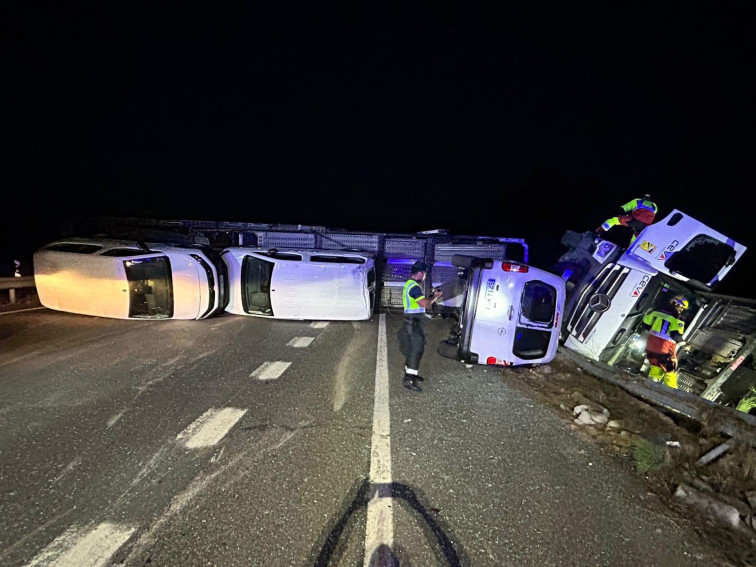 Restablecido el tráfico en la A-52 tras el vuelco de un camión a su paso por Cualedro