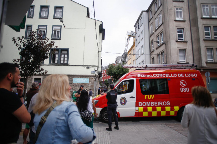 Un hombre se lanza desde un piso incendiado voluntariamente en Lugo