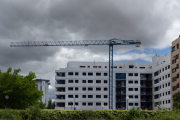 Archivo - Obras en bloques de viviendas, a 17 de mayo de 2024, en Madrid (España). Las compraventas de viviendas retomó de nuevo las caídas en marzo con un descenso del 19,3 % interanual, de forma 