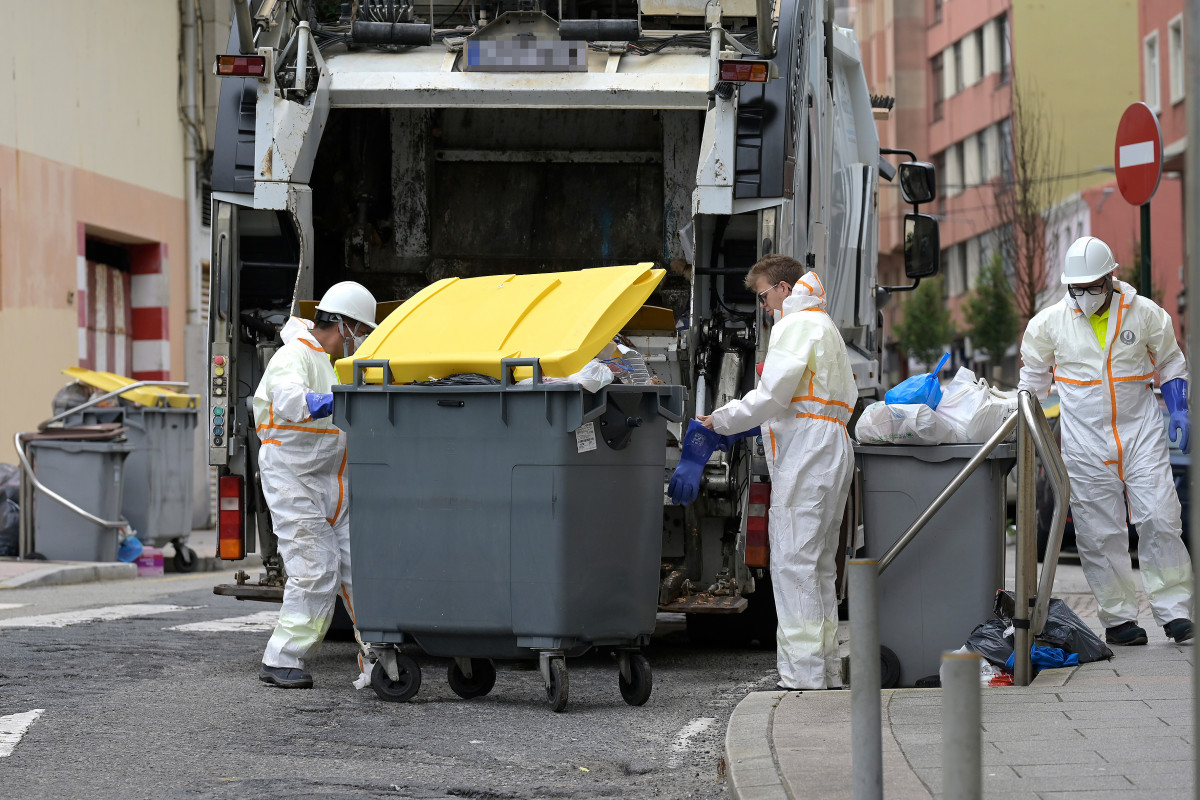 Operativo de limpieza durante una emergencia sanitaria por la basura acumulada, a 25 de julio de 2024, en A Coruña, Galicia (España). El Ayuntamiento de A Coruña ha firmado el decreto que declara l