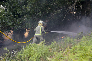 Archivo - Imagen de archivo de un bombero forestal en Galicia