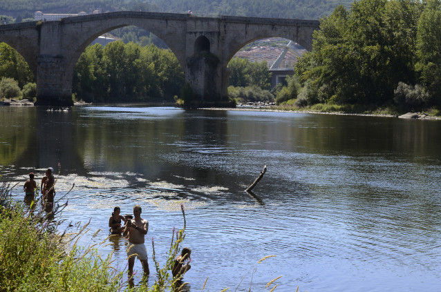 Archivo - Bañistas y patos en playa de la Antena en el río Miño, a 8 de agosto de 2023, en Ourense, Galicia (España).