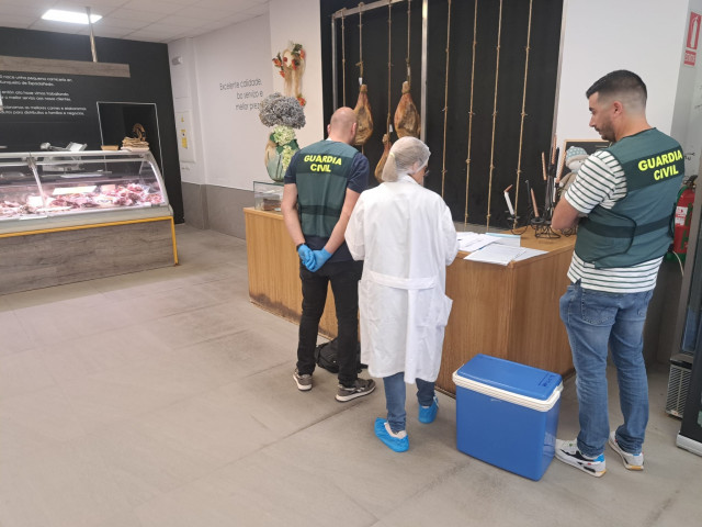 Inspección de la Guardia Civil en una carnicería de Ourense.