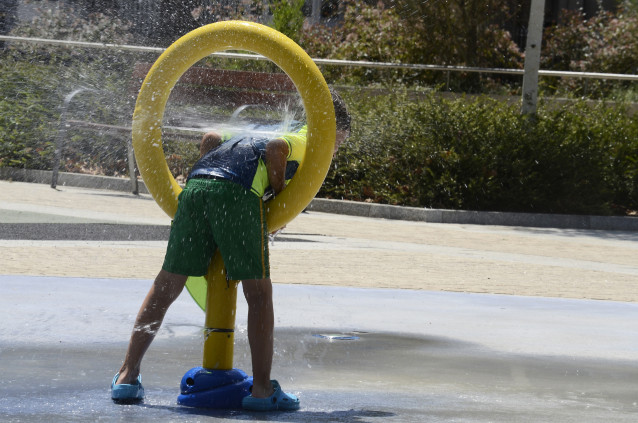 Archivo - Un niño juega en el parque do Cruceiro, a 8 de agosto de 2023, en Ourense, Galicia.