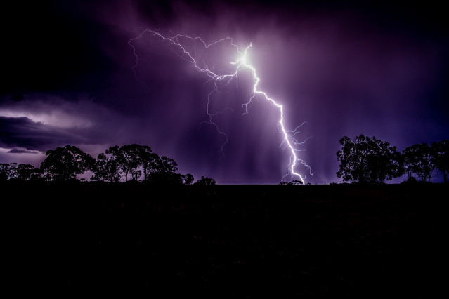 Archivo - Rayo de tormenta en la oscuridad