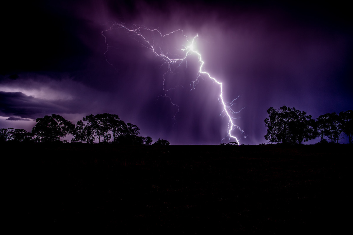 Archivo - Rayo de tormenta en la oscuridad