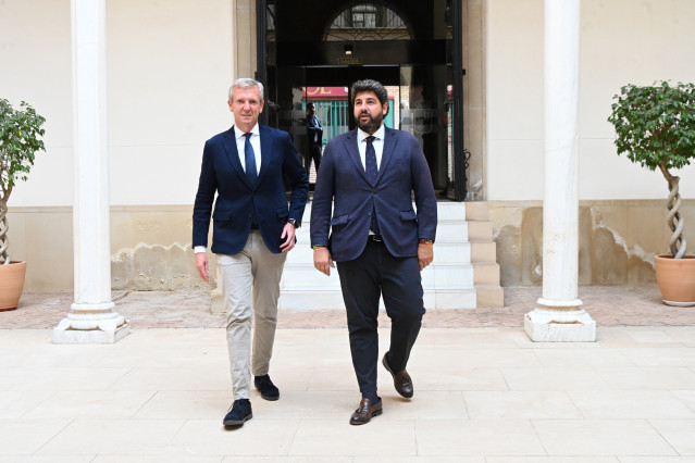 El presidente de la Región de Murcia, Fernando López Miras,  recibe al presidente de la Xunta de Galicia, Alfonso Rueda