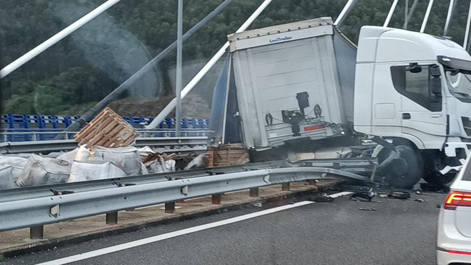 Reabre Rande tras cortarse varios carriles ambos sentidos tras volcar un camión con óxido de magnesio