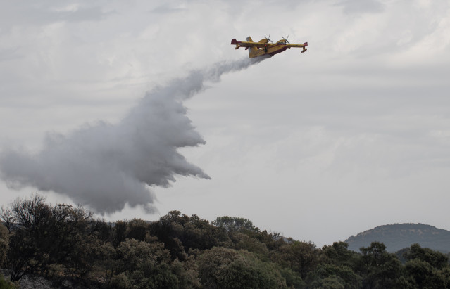 Un avión trabaja en el área quemada, a 30 de julio de 2024, en Luesia, Zaragoza, Aragón (España). El incendio de Luesia, en la Comarca de las Cinco Villas, afecta ya a 207 hectáreas, la mitad de ellas de zona forestal y el resto agrícola, ha estimado la d