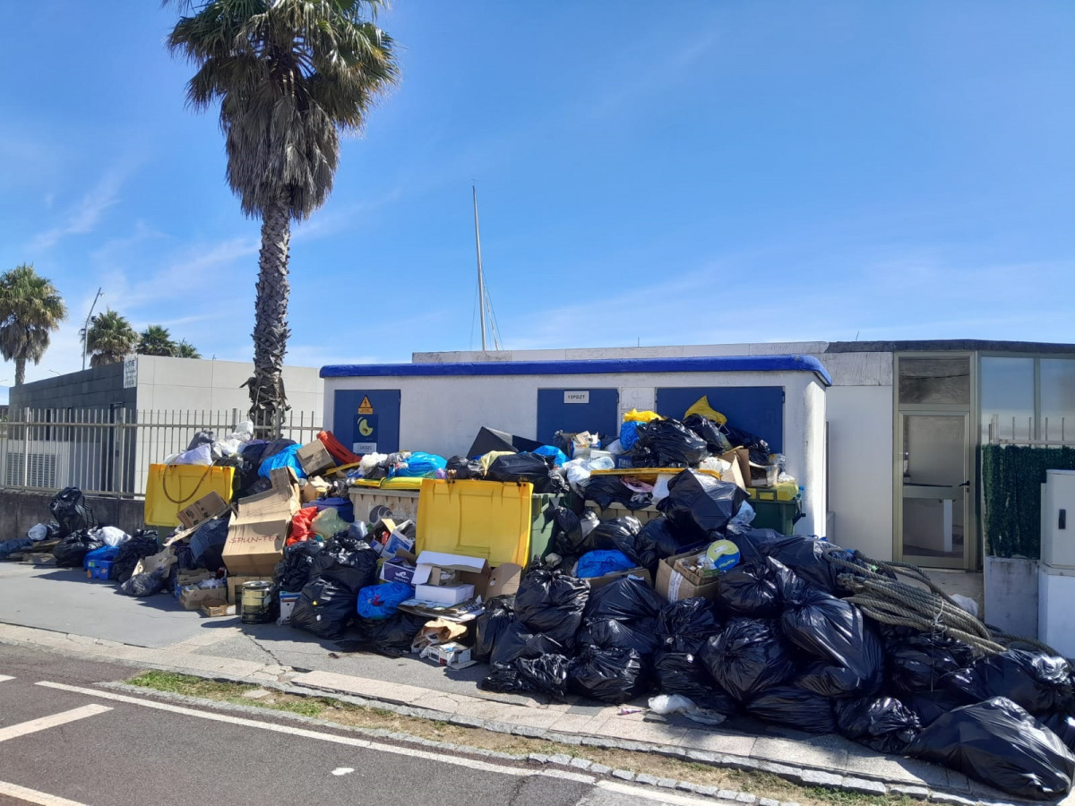 Basura acumulada en una calle de A Coruña