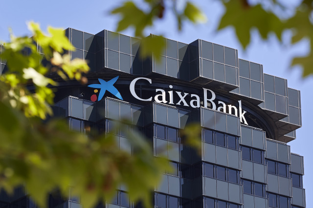 CaixaBank supera los veinte millones de clientes en el primer semestre de 2024