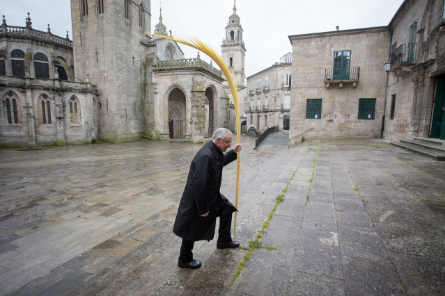 Archivo - El obispo de Lugo, Alfonso Carrasco Rouco, camina con una palma bendecida antes de presidir una misa en la catedral durante el Domingo de Ramos en Lugo tras la suspensión de la Semana Santa por el estado de alarma del coronavirus, en Lugo/Galici