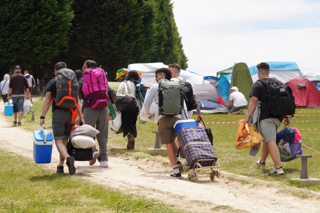 Archivo - Imagen de archivo de jóvenes en un camping.