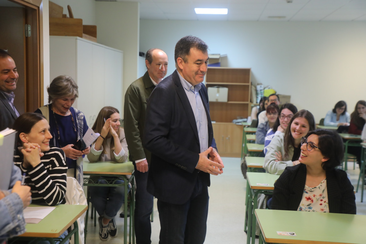 Archivo - El conselleiro de Educación, Ciencia, Universidades e FP, Román Rodríguez, visita las sedes de las oposiciones de educación