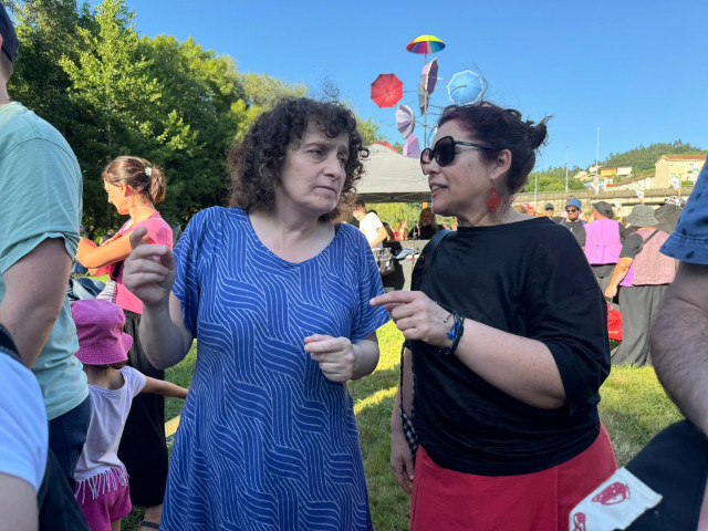 La alcaldesa de Santiago, Goretti Sanmartín, y la edil de Festas, Pilar Lueiro, en la Festa Pícara.