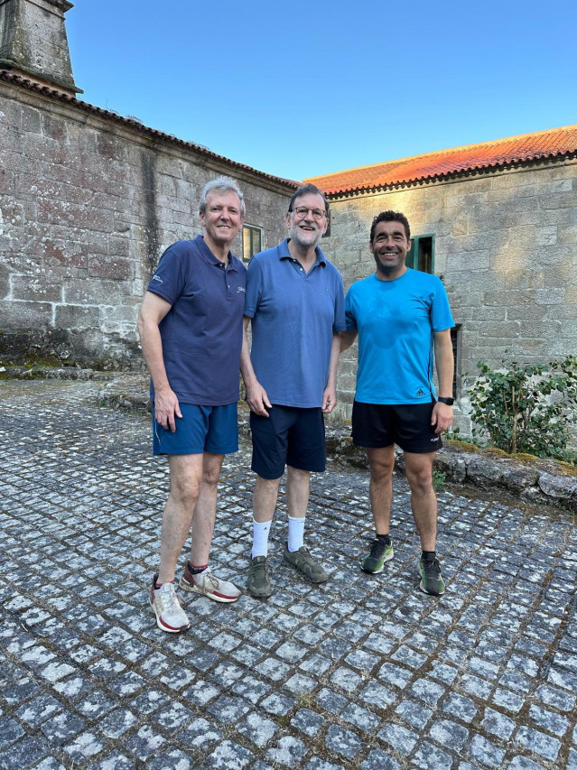 El presidente de la Xunta, Alfonso Rueda, junto con el expresidente del Gobierno Mariano Rajoy el presidente de la Diputación de Pontevedra, Luis López.