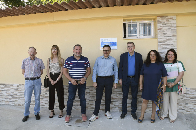 El conselleiro de Emprego, Comercio e Emigración, José González, visita el ayuntamiento de San Amaro (Ourense).