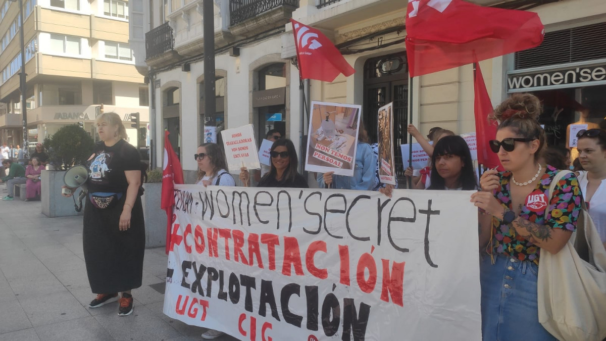 Trabajadoras de Women Secret protestando ante una tienda en A Coruu00f1a este su00e1bado