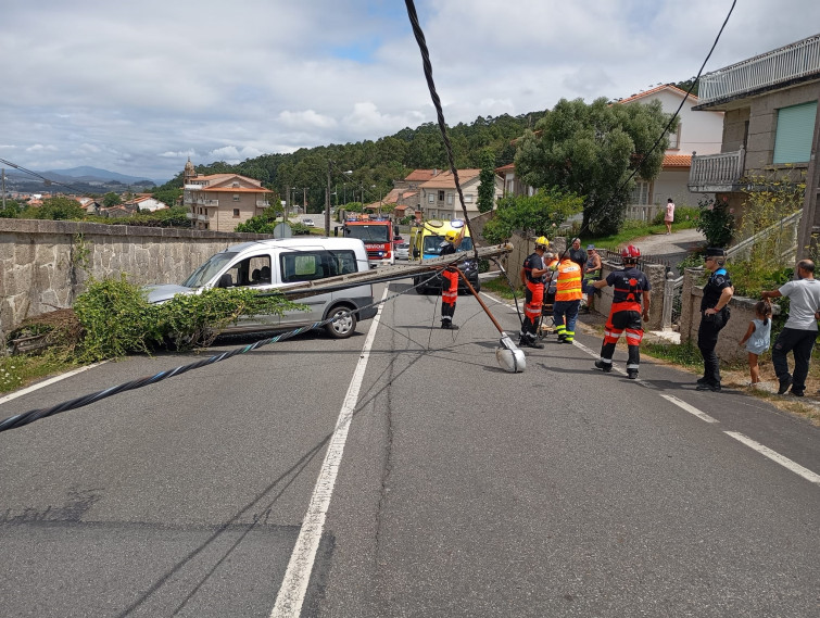 Corte de tráfico en Noalla (Sanxenxo) tras llevarse un coche por delante un poste de la luz